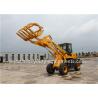 China el cargador de la rueda de 1.6T 0.8m3 con fortalece el árbol que la hierba rápida de la bifurcación de la plataforma del tirón ataca wholesale