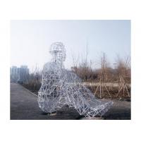 La figura humana blanco de acero inoxidable del metal al aire libre del jardín de la escultura pintó