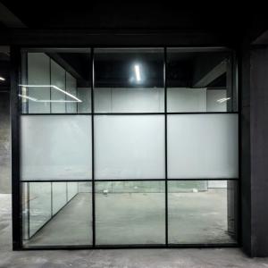China 不完全の高さの層付き隔壁 異なるレベルのガラス隔壁 凍結ガラス wholesale
