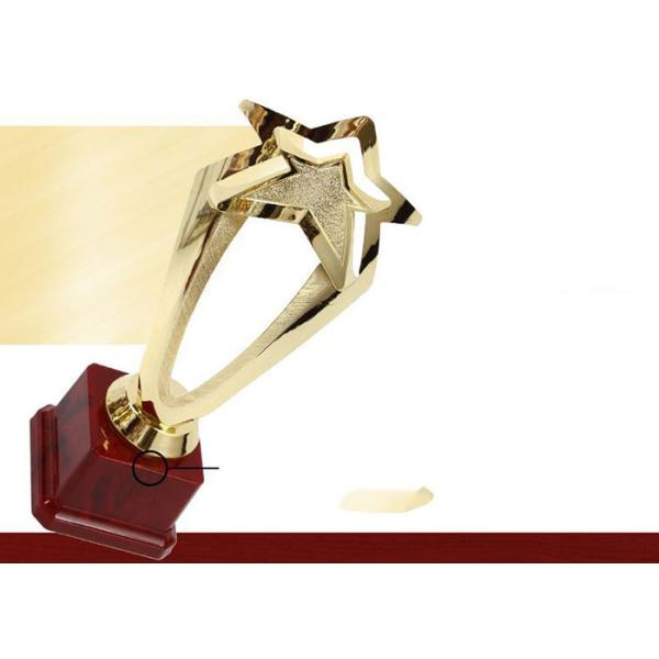 China Cinq - trophées en plastique et récompenses d'étoile aiguë avec la base en bois rouge supplier