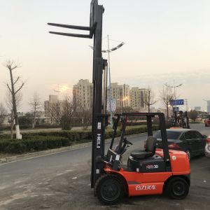 China 3 toneladas de carretillas elevadoras diesel usadas con 3 etapas de HELI Perfecto para el transporte de palets pesados y maquinaria wholesale