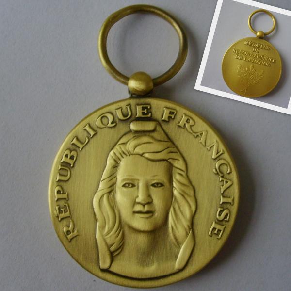 Emblemas por encargo del oro antiguo/del cobre mate del oro con precio de fábrica