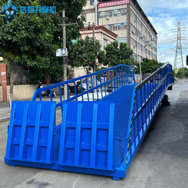 High Guardrail Large Load Capacity Standard Blue Hydraulic Dock Ramp For Connecting Forklifts And Trucks
