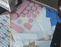 China La surface élevée rose de la pointe 3W/mK réduit le réémetteur isofréquence thermique G579 2,10 g/cc de résistance de contact supplier