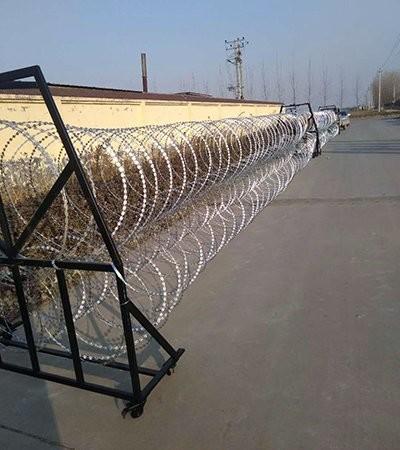 Razor Mobile Security Barrier Concertina Razor Wire Anti-Riot Fence Rapid