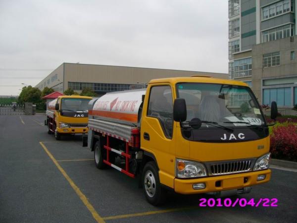ディーゼル配達 4x2 JAC 移動式オイル タンクのトラック、燃料を補給する石油のタンク車