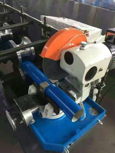 Rollo del tubo de la bajada de aguas del círculo que forma la máquina con el transductor los 5.5m×1.05m×1.3m