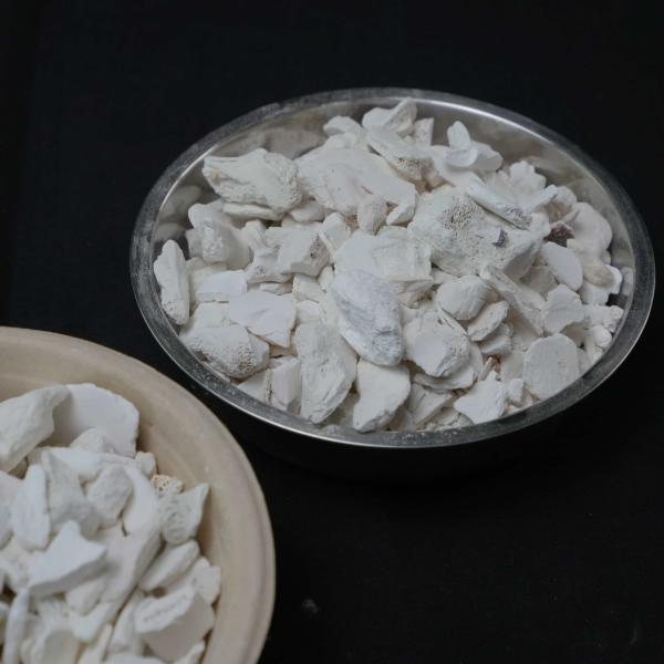 Ceniza de hueso animal calcinada con una pérdida máxima de encendido del 5% y una densidad de masa mínima de 0,5 g/cm3.