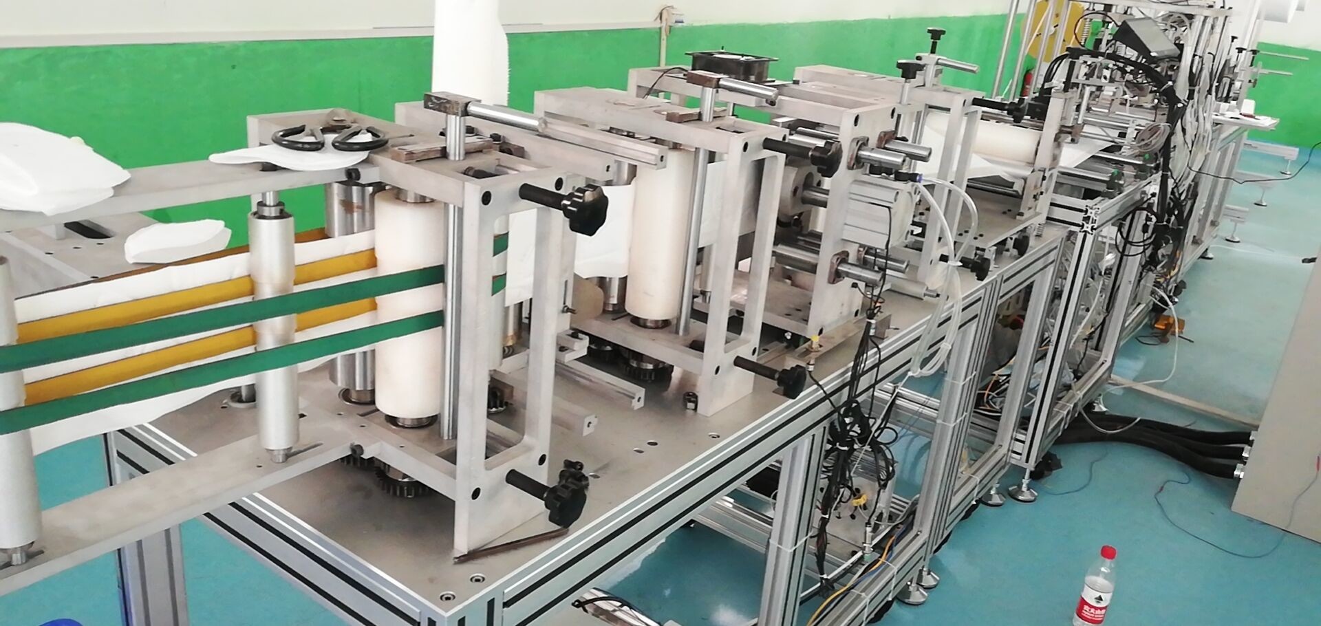 China Máscara protetora Kn95/N95/Ffp2/Ffp3 não tecida descartável automática completa que faz a máquina supplier