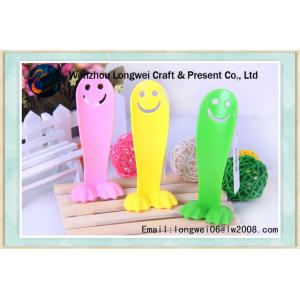 China Cute smiling face plastic shoe horn offset printing for shoe wearing supplier