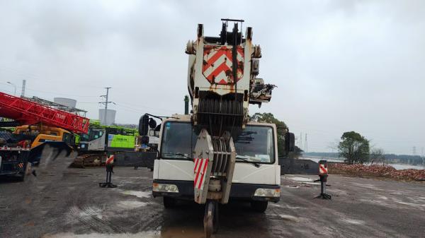 2012 Zoomlion QUY400 Used Crane Has A 70m Boom, A 42m Jib, And A 140-Ton Counterweight. It Has Been Operating For 2041 Hours And Is In Excellent Condition.