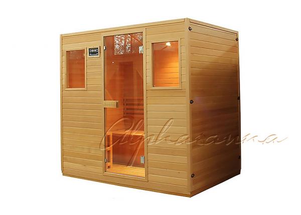 Sala tradicional de madeira da sauna com os acessórios do calefator e da sauna