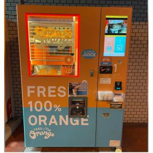 Auto Fruit Fresh Orange Juice Vending Machine 1000W For Supermarket Store