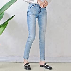 China Stretch Whisker Distressed Women Denim Skinny Jeans Light Blue Custom Size supplier