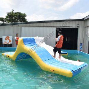 China Tobogán acuático inflable flotante para el lago supplier
