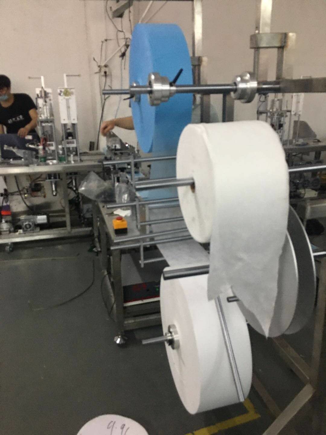 China Máscara médica quirúrgica disponible doblada no tejida completamente automática de la tipografía del Oído-lazo de 3 capas que hace la máquina supplier