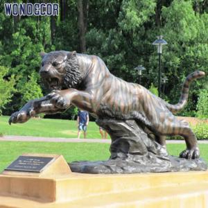 Outdoor Bronze Statues Sculpture Bronze Tiger Figurine Life Size 135cm