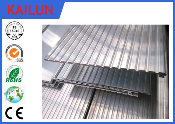 Tablero plano del Decking de aluminio de la prenda impermeable de la protuberancia 6063 T5 con el surco que entrelaza