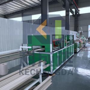 Línea de producción de extrusión de perfiles de PVC de 25 m 80 kg/h 120 kg/h para puertas y marcos de plástico