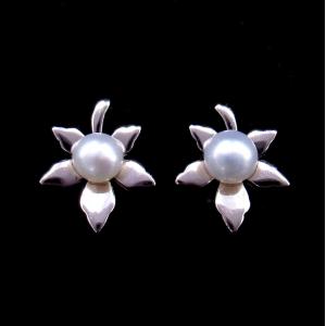 China Flower Shape Inset Fres Freshwater Pearl Drop Earrings For Engagement supplier