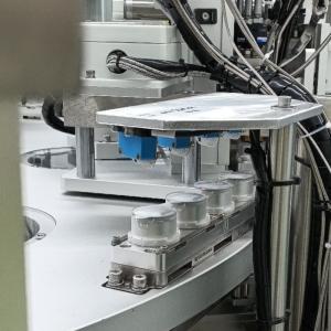 China Machine de laminage de bouchons pour perfusion, capable de produire une surface de soudure plate pour les bouchons de perfusion de type Euro supplier