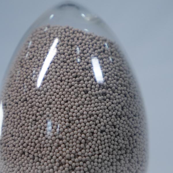 Catalizador sólido esférico de alta estabilidad con volumen de poros de 0,58-0,66 cm3/g