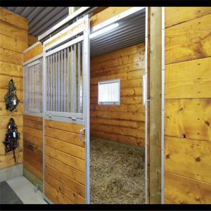 China Modular Horse Stall Kit Side Vented Horse Stable Box With Longlife Sliding Door supplier