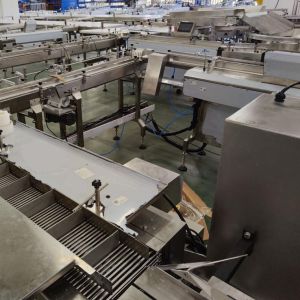 China 高速フロー包装機は、ビスケット、キャンディー、ティッシュなどの固形製品の包装に適しています。 wholesale