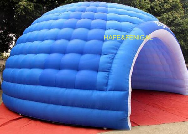 Cúpula inflable de color de 7m X 6m X 4.5m con iluminación interior blanca para salones emergentes