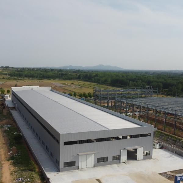 Almacén prefabricado con estructura de acero y vigas de sección H