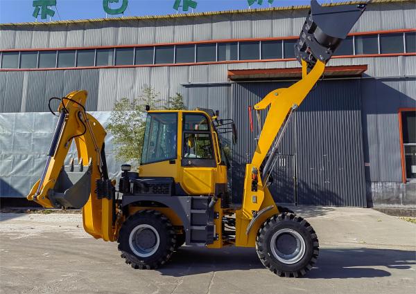 燃料効率の良いトラクターローダー バックホー 2500kg SNSC30-25 汎用的な土壌移動のために