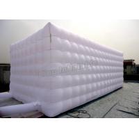 Taille adaptée aux besoins du client par structure piquante de tente gonflable blanche carrée de cube pour l'événement