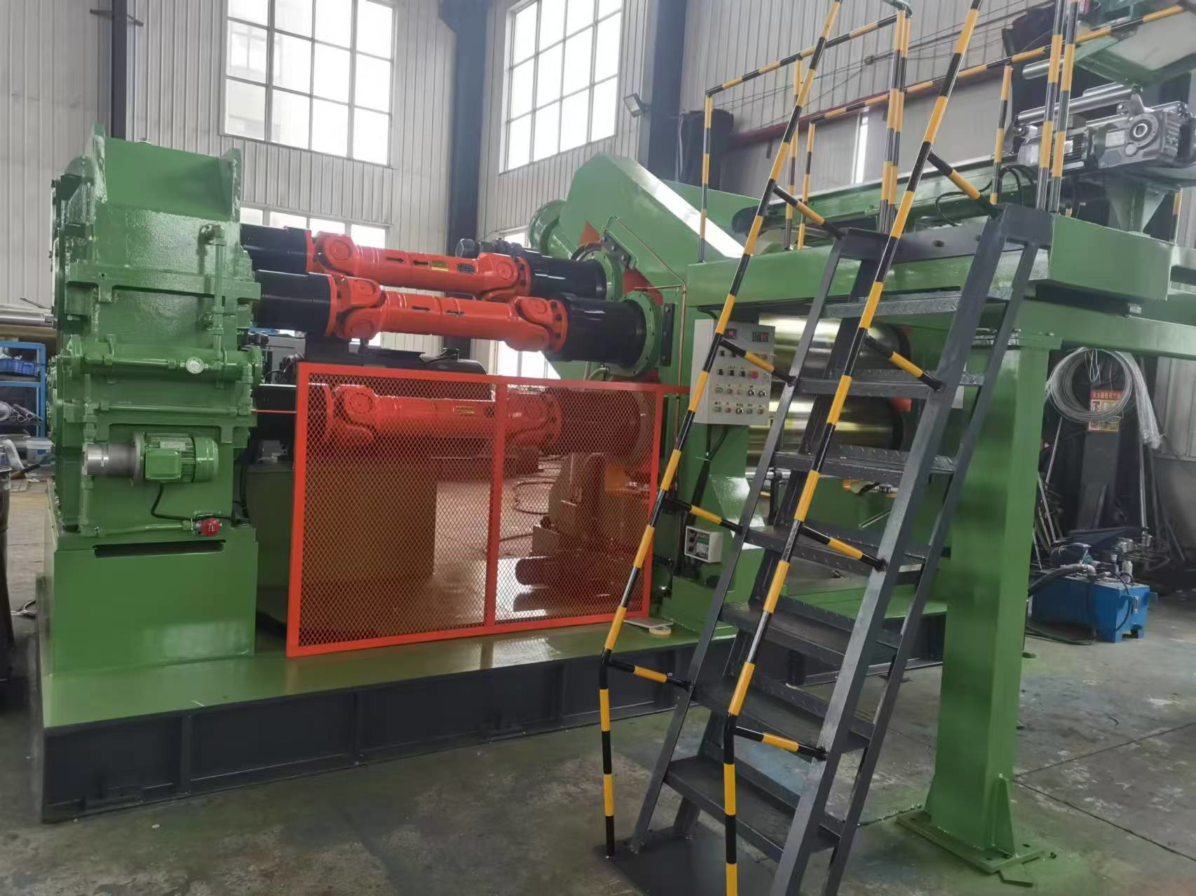 China Système de commande PLC Machines de calandrage à rouleaux en caoutchouc Traitement efficace et précis supplier