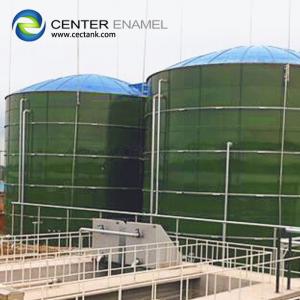 Los tanques de agua industriales verdes, el tanque de digestión anaerobia usado para generar electricidad
