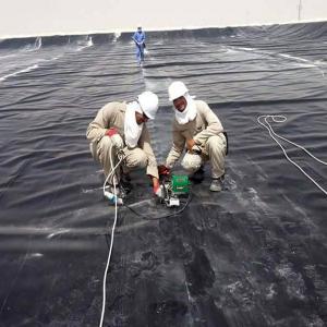 China ASTM Standard 0,5 mm 1 mm Ligne de barrage à géomembrane en HDPE lisse pour étang de poisson dans le style de conception chinois supplier