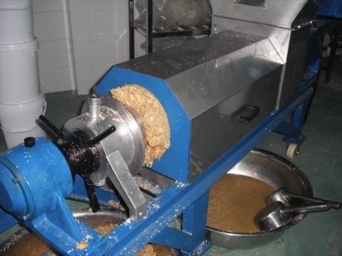 Double screw extractor for grape juice pressing