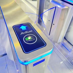 China 0.8秒アーム開閉時間 自動フラップバリアターンstile、40～60人/分の通過速度、ブラシレスモーター搭載 wholesale