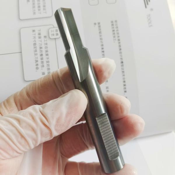 高断裂耐性と内部冷却剤を持つ複合型直線フルートドリルビット