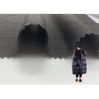 China 100%のナイロンしわのHandfeelの柔らかい光沢がある通気性のジャケットの冬のコートの生地 on sale