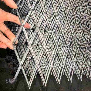 China Maillage de marche métallique en acier à faible teneur en carbone 2-8 mm Maillage galvanisé étendu supplier