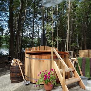 China Cedar Wood Hot Tub Steam Sauna Room With Wood Burning Stove supplier