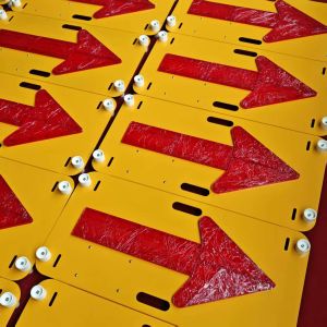 China Customizable Visual Directional Sign Board with Strobe Mode and DC12V/24V Voltage wholesale