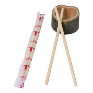De madeira autêntico chinês dos hashis de bambu redondos afastados do empacotamento plástico