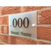 China Metal Acrylic Reflective Curb Address Numbers Signs For Street And Road on sale