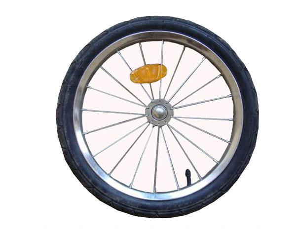 os pneus pneumáticos de 16 polegadas, a borda inoxidável, o cubo, os raios e o