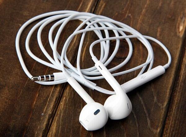IP001 In-Ear wired Earlphone with Microphone for Iphone5/5S/6 (white)