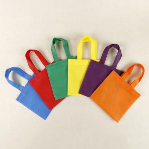 China Small colorful shopping bag, Eco-friendly non-woven value priced package bag, reusable fold able gift bag supplier
