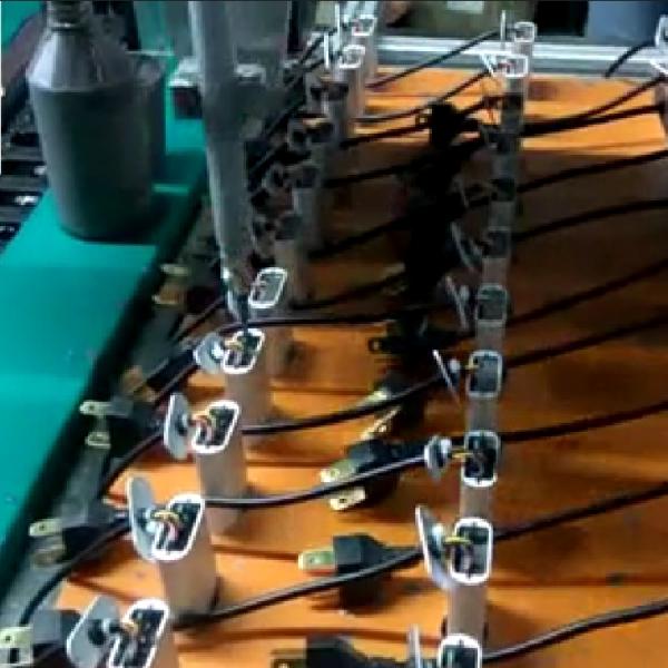 Equipo de distribución de adhesivos PU personalizables para una producción sin problemas No incluido