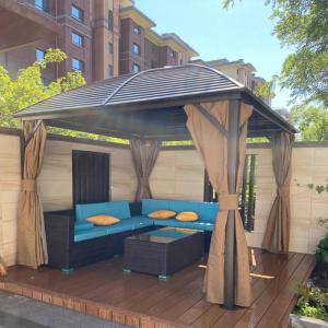 China 300x635cm Metal Roof Gazebo Hardtop Patio With Mosquito Nets supplier