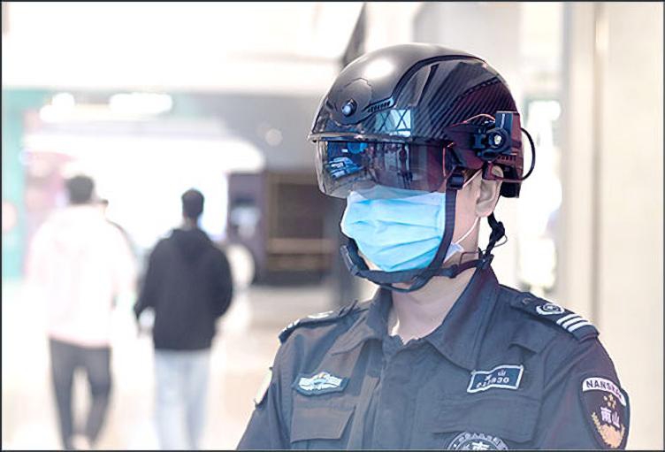 A Helmet That Can Detect Body Temperatures Helps Police